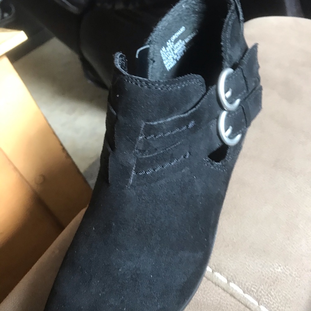 NWOT short suede like bootie size 5 Never worn!